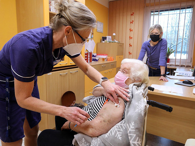 El coronavirus no cede en Europa pese a la vacunación, con más récords y restricciones