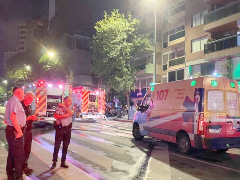 Córdoba: murió un estudiante al lanzarse desde el piso 12 de un edificio incendiado