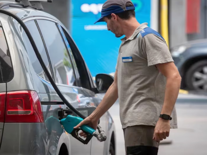 Por una actualización de dos impuestos, aumentan otra vez los combustibles