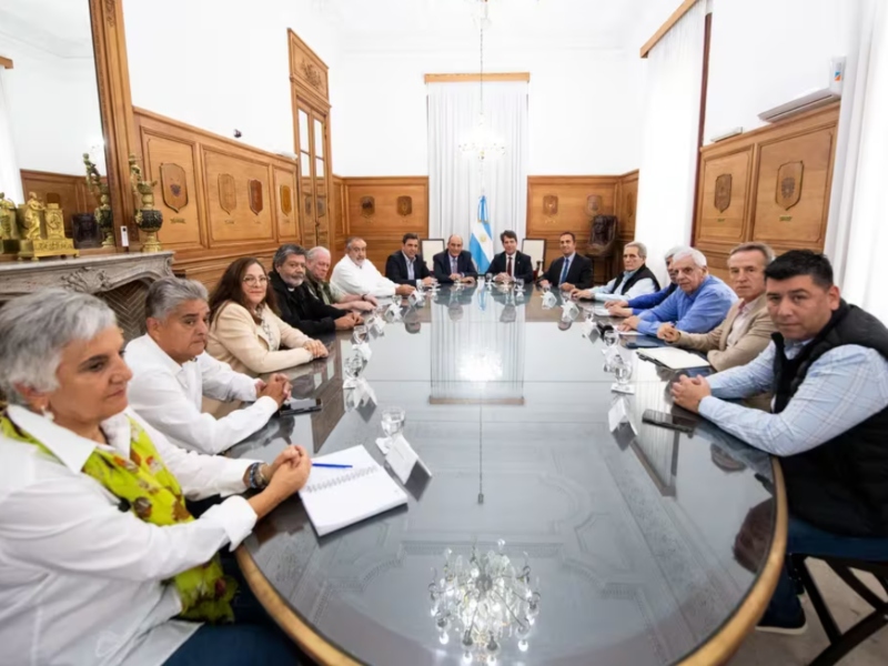 El Gobierno tuvo su primera cumbre con la CGT: reforma laboral y paritarias, los temas centrales