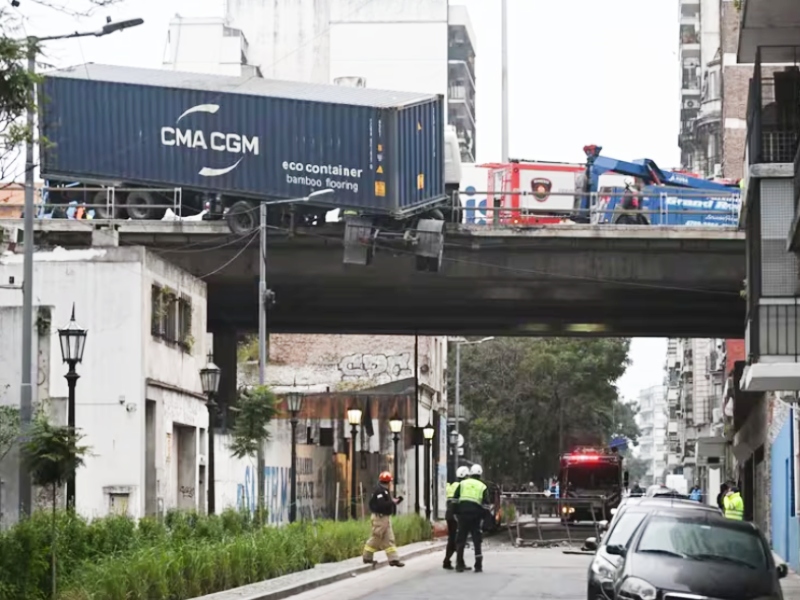 Un camión quedó colgando de la autopista 25 de Mayo: el chofer estaba alcoholizado