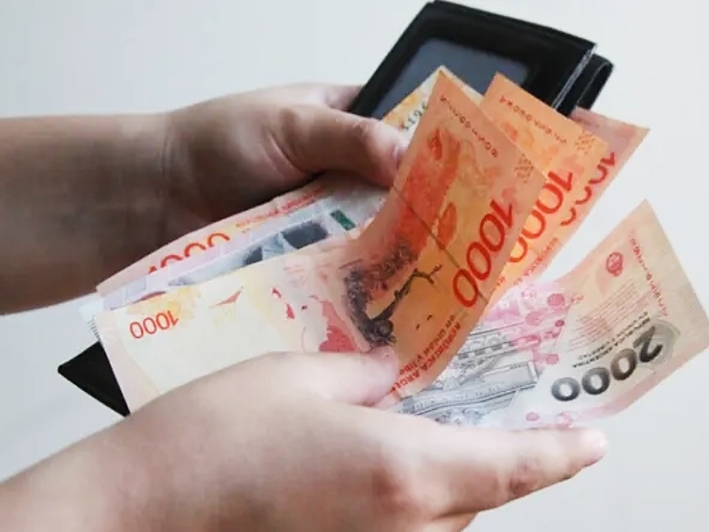 Por el atraso cambiario, el salario mínimo en dólares cayó más del 30%