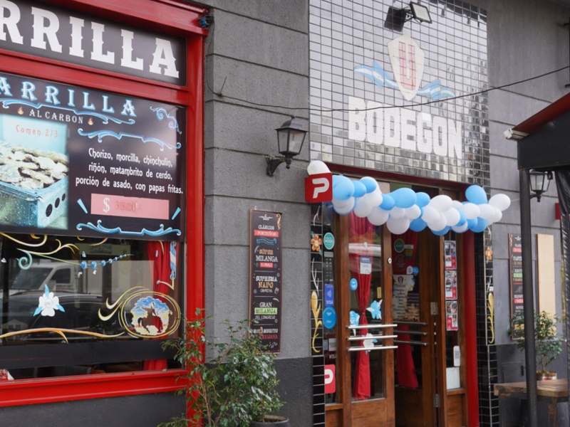 Un policía de la Ciudad mató a un hombre que lo atacó con un cuchillo en un bodegón