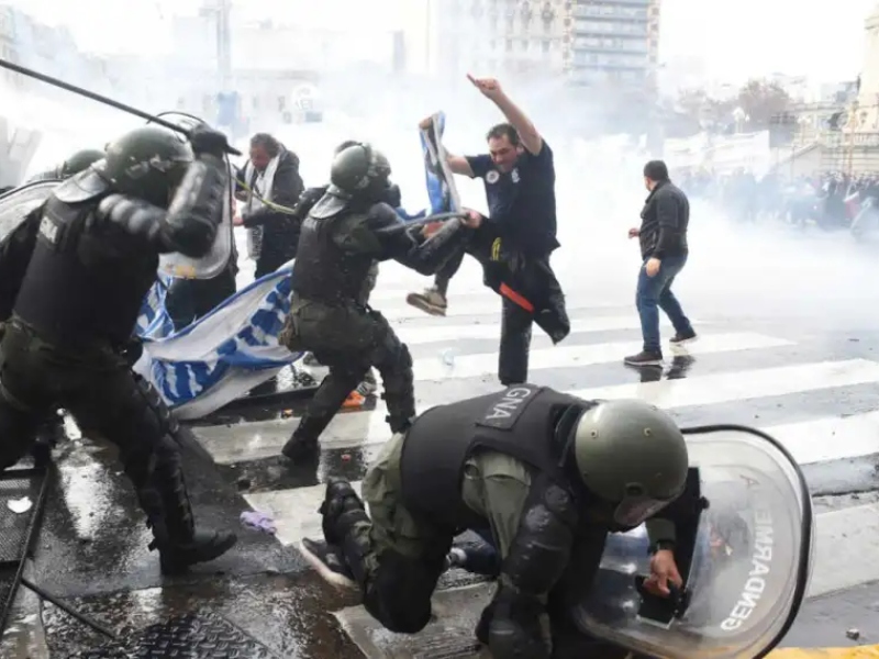 Tensión en Congreso: bombas molotov, autos incendiados y 30 detenidos