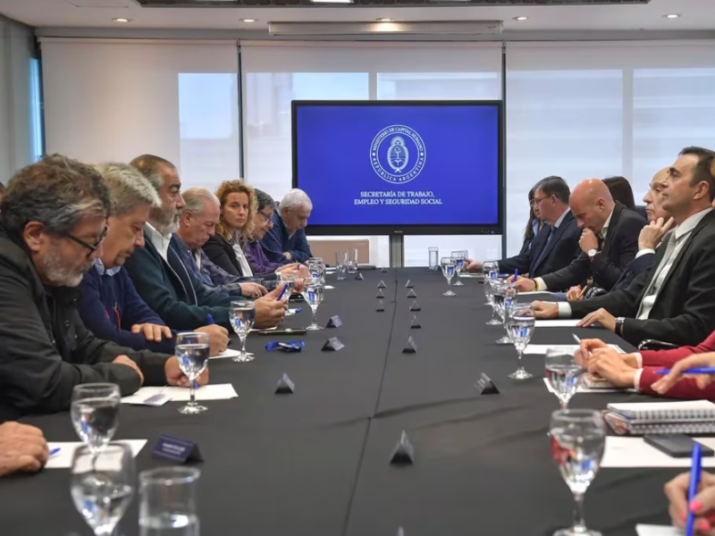 La CGT se reunió con el Gobierno y pidió retirar la reforma laboral del DNU