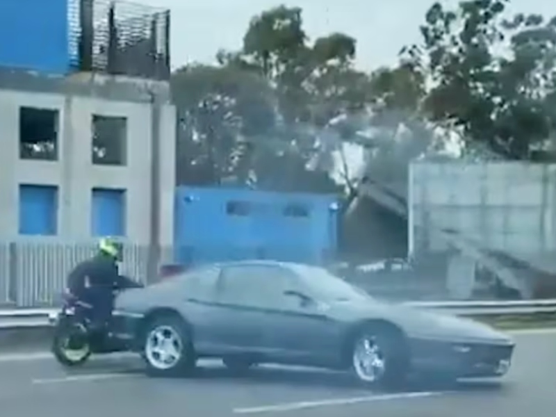 Una Ferrari que circulaba por avenida Lugones hizo trompos a alta velocidad