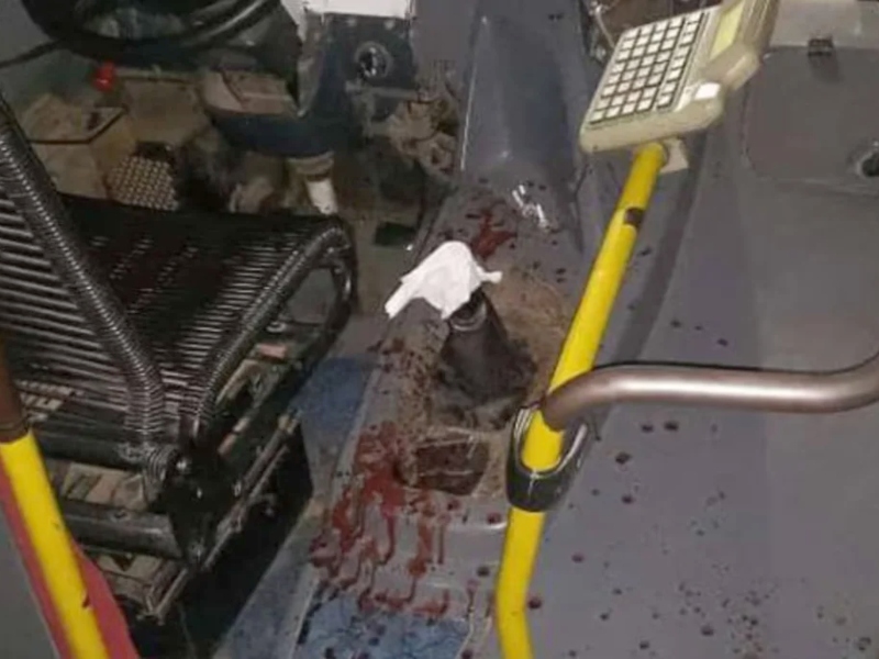 Le cortaron tres dedos con un machete a un colectivero para robarle