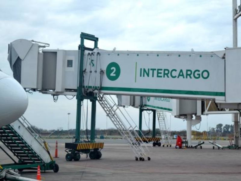 Echan a dos maleteros de Intercargo que demoraban la salida de las valijas