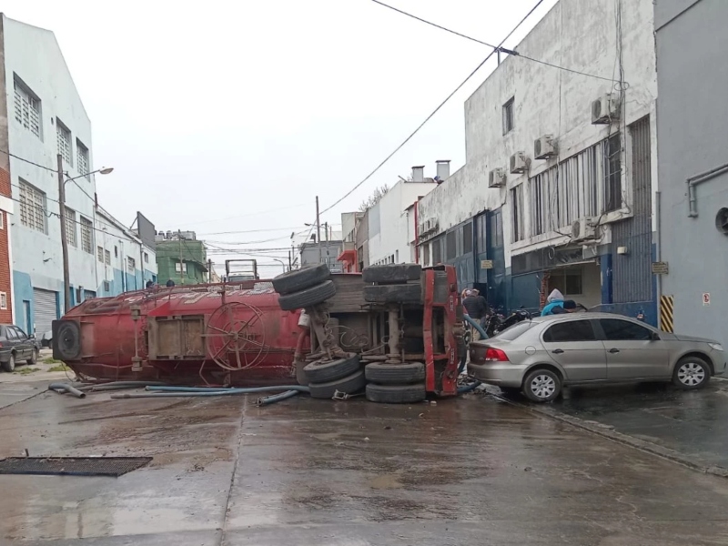 Mar del Plata: un camión atmosférico chocó contra una pesquera y tiró sus líquidos