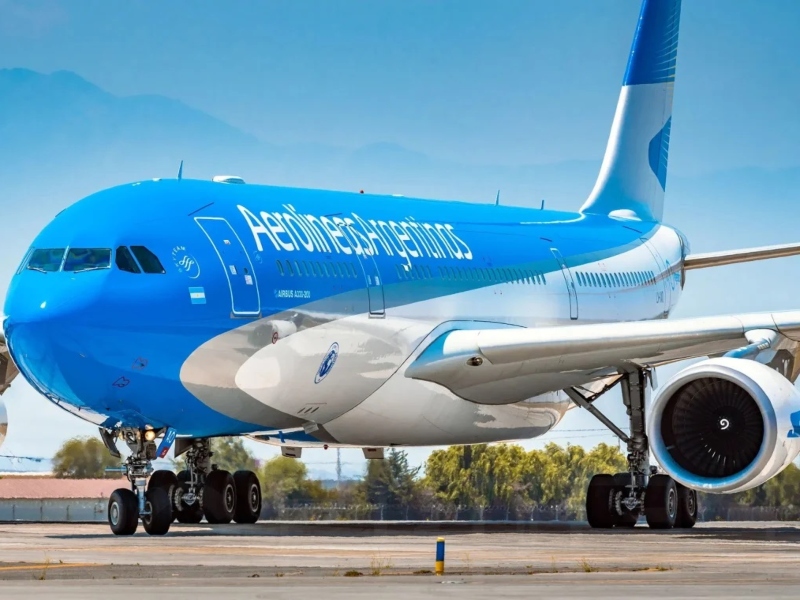 El Gobierno decidió reglamentar la esencialidad del servicio aeronáutico comercial