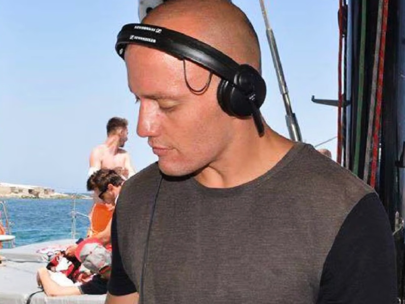 Un DJ argentino murió tras caer del tercer piso de un edificio en Ibiza