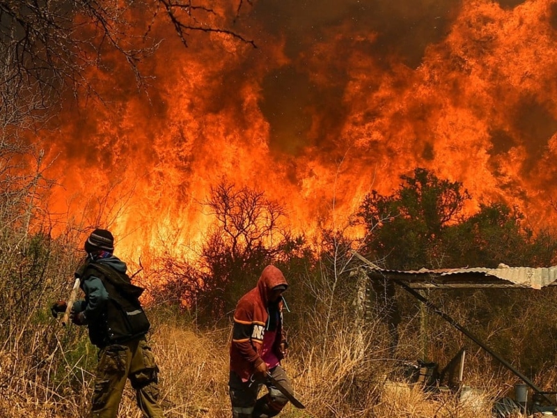 Incendios en Córdoba: los bomberos combaten tres focos y hay dos detenidos