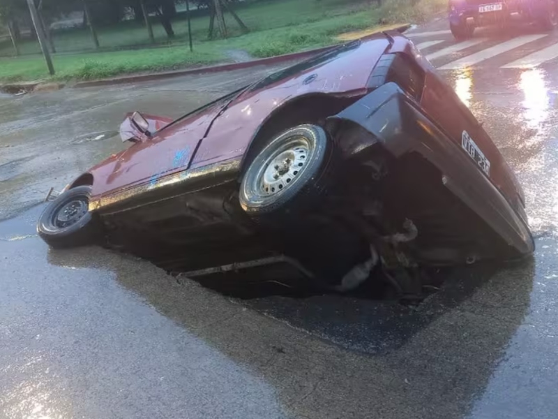 En Córdoba, un auto cayó adentro de un pozo en medio de una fuerte tormenta