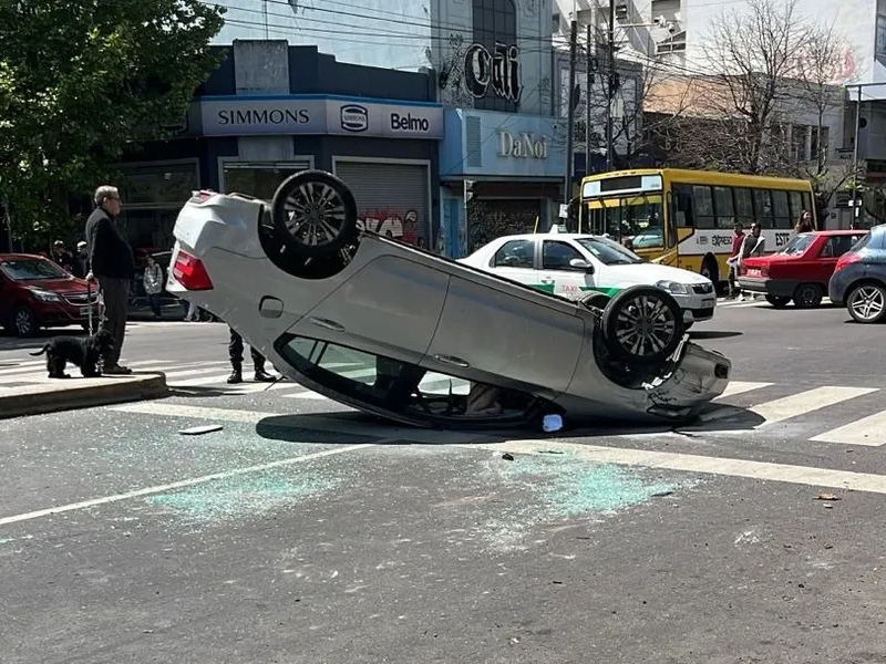 Intento de robo, persecución, disparos y vuelco de un auto en el centro de La Plata