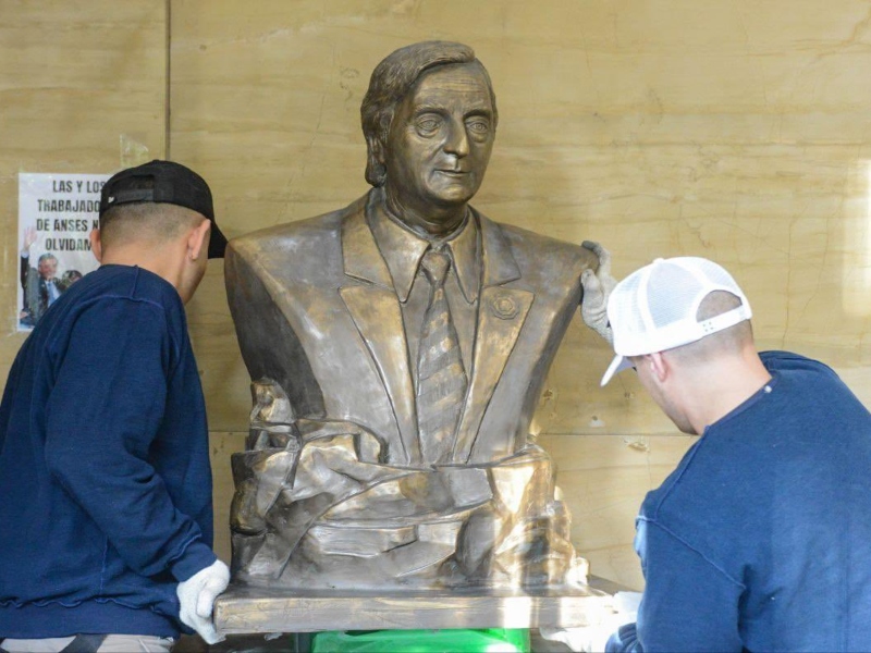 El Gobierno retiró el busto de Néstor Kirchner del edificio de ANSES