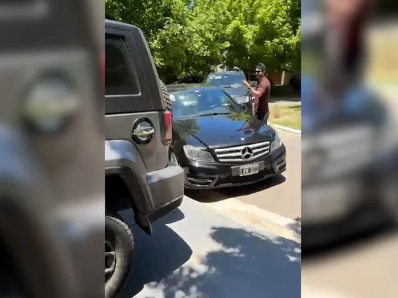 Locura en un country: le rompió el auto a un vecino porque estaba mal estacionado