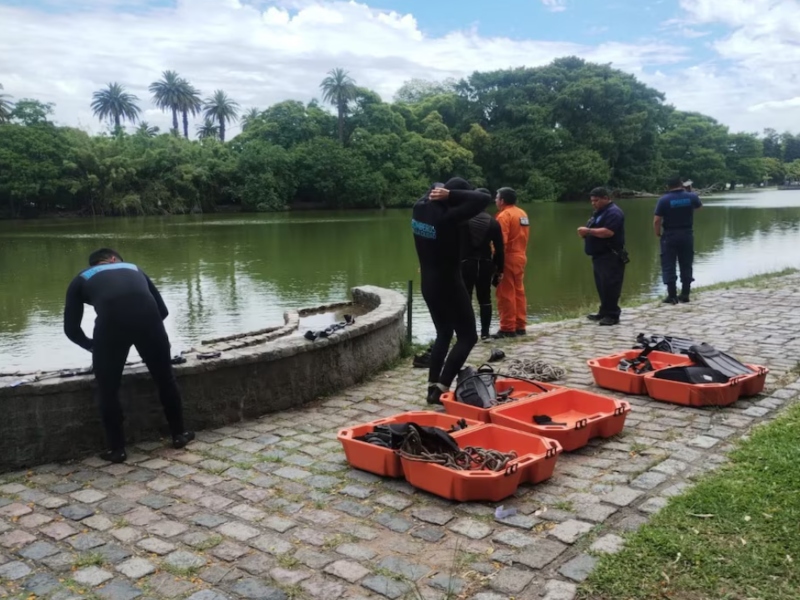 Buscan a un hombre que se tiró a nadar a los lagos de Palermo y nunca salió