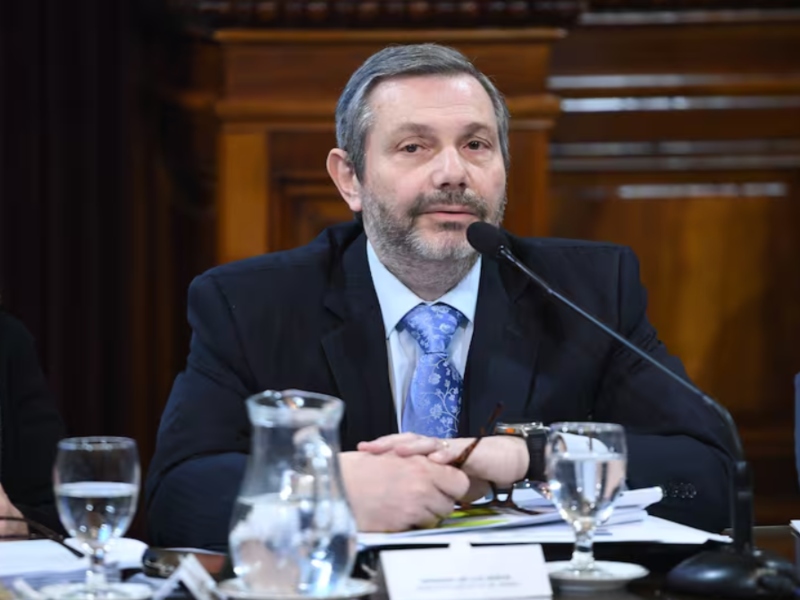 Tras desmentir una reforma previsional, el Gobierno echó al titular de la Anses, Mariano de los Heros