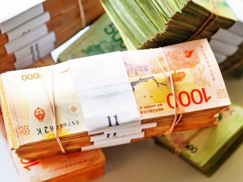 Establecen límites a las tasas de interés de préstamos personales con tarjetas de crédito