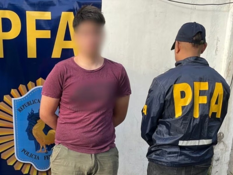 Detienen a un joven que amenazó con inmolarse frente a la Embajada de EE.UU.