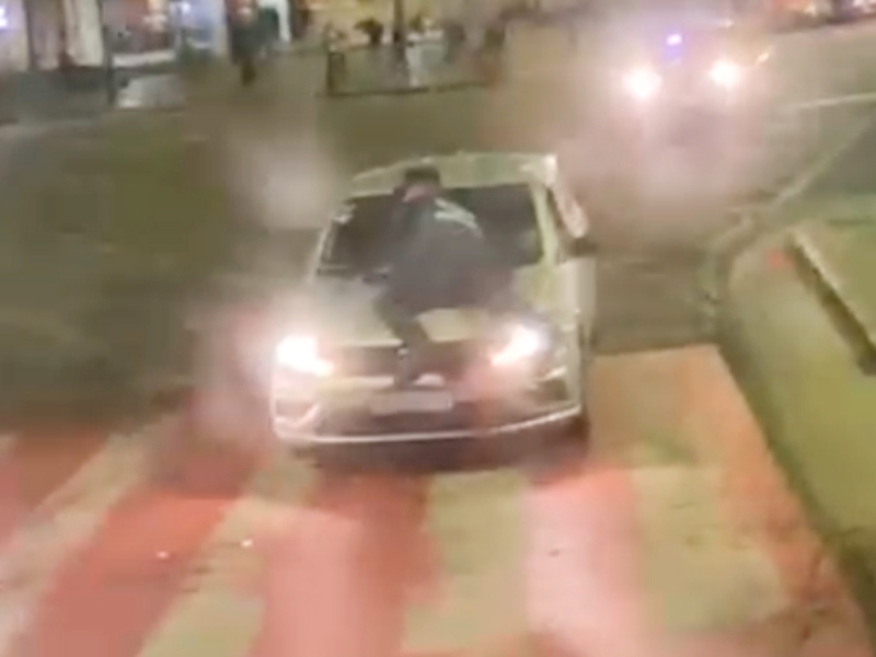Córdoba: arrastró a un policía seis cuadras en el capot del auto tras escapar de un control