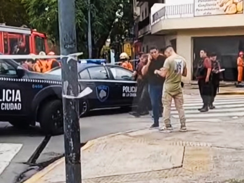 Parque Chacabuco: lo apuñalaron en un intento de robo, atropelló a una mujer y ambos murieron