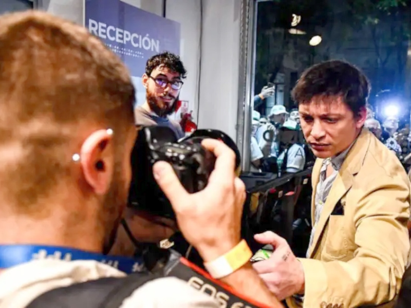 Santiago Caputo amedrentó a un fotógrafo que lo retrató en el ingreso del debate porteño