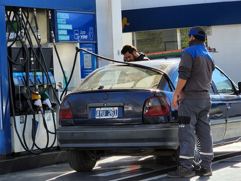 YPF anunció que bajará 4% los precios de la nafta y el gasoil desde el 1° de mayo