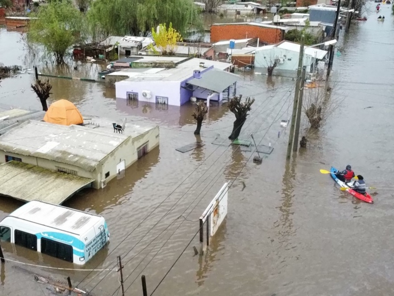 Con múltiples anegamientos, la Ciudad y el conurbano viven horas complicadas por el temporal