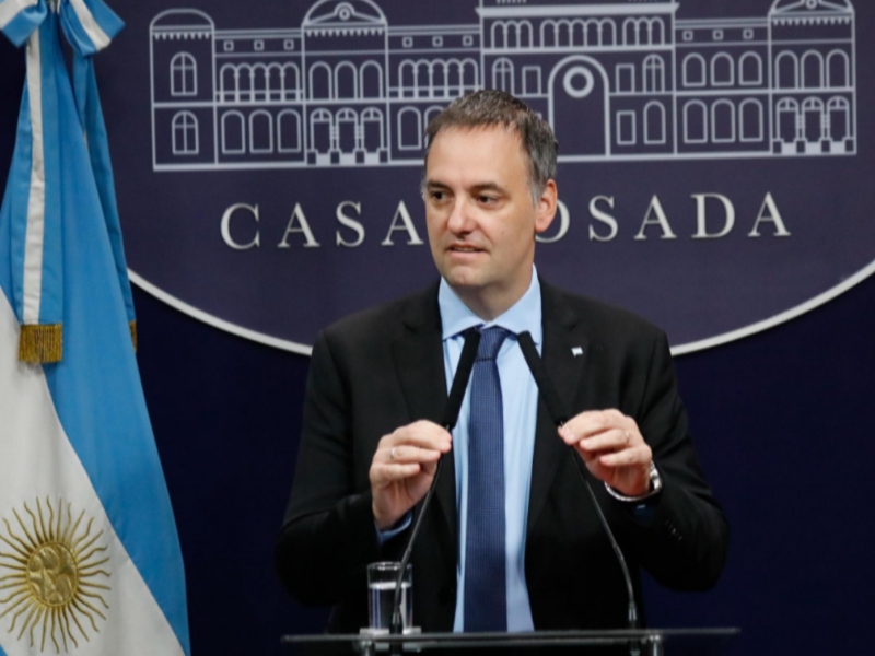 El Gobierno anunció su reforma migratoria: más requisitos para obtener la residencia y deportación exprés