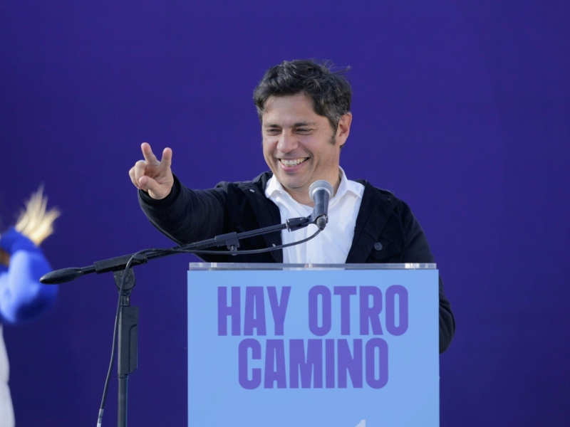 Kicillof lanzó su espacio con duras críticas a Milei: «Dólar planchado, salario destrozado»