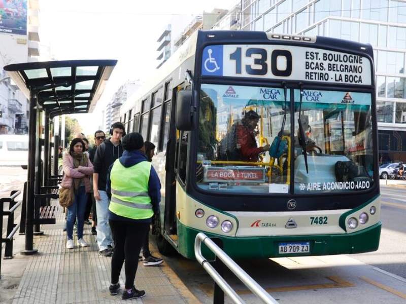 El Gobierno se reúne con la UTA para desactivar el paro de colectivos