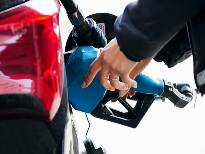 Las petroleras se sumaron a YPF y bajaron el precio de sus combustibles