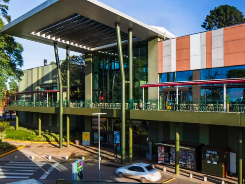 Se derrumbó parte del techo del shopping Terrazas de Mayo en Los Polvorines