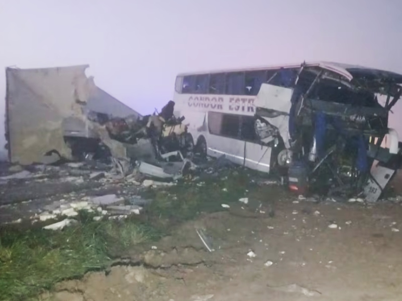 Choque frontal entre un micro y un camión en Ruta 3: cuatro muertos y 16 heridos