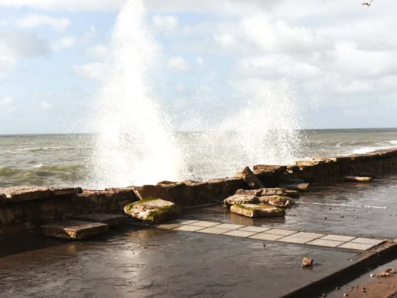 Fuerte crecida en Mar del Plata: olas de más de dos metros, destrozos y el agua hasta la calle