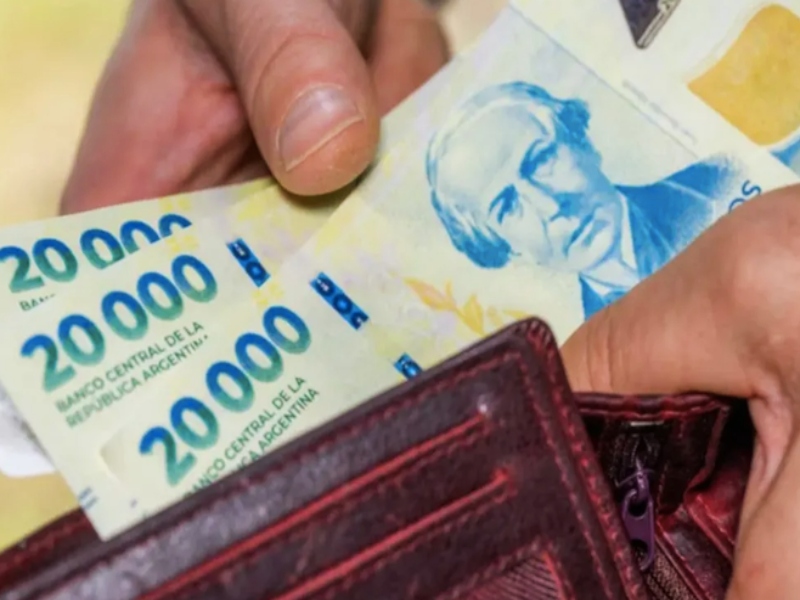 Según la UBA y el Conicet, el poder adquisitivo del salario mínimo cayó 32% real en la era Milei