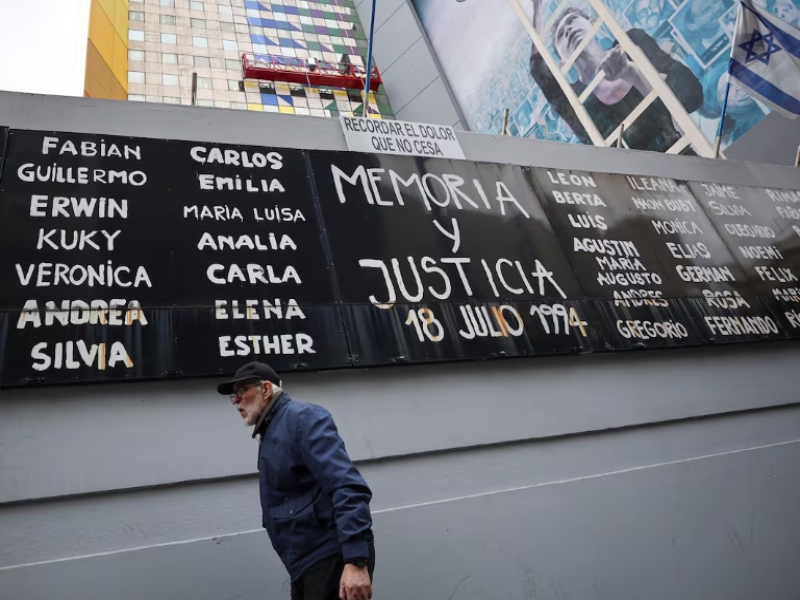 La Justicia ordenó realizar el juicio en ausencia para los acusados del atentado a la AMIA