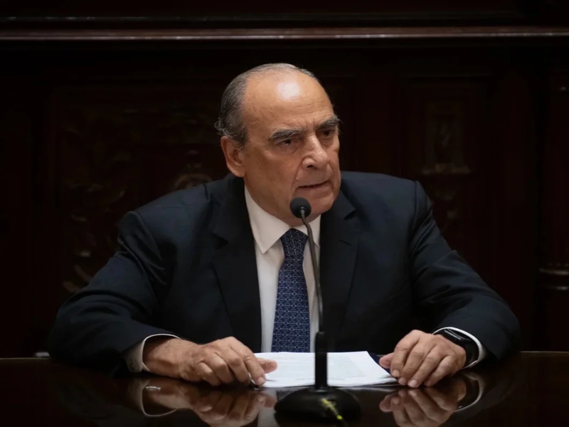 El Gobierno rechaza devaluar y asegura que «sigue atentamente» la falta de dólares