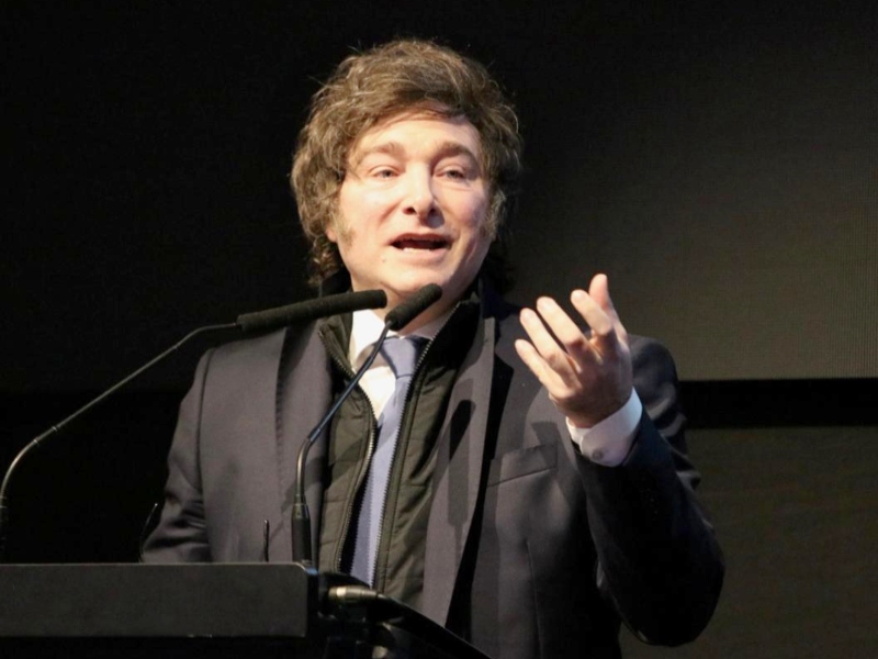 Milei lanzó la campaña en PBA: llamó a Kicillof «pichón de Stalin» y dijo que es «el último zar de la miseria»