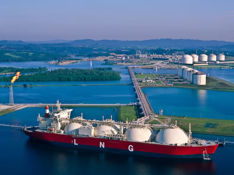 YPF firmará un acuerdo con la mayor petrolera italiana para exportar GNL de Vaca Muerta