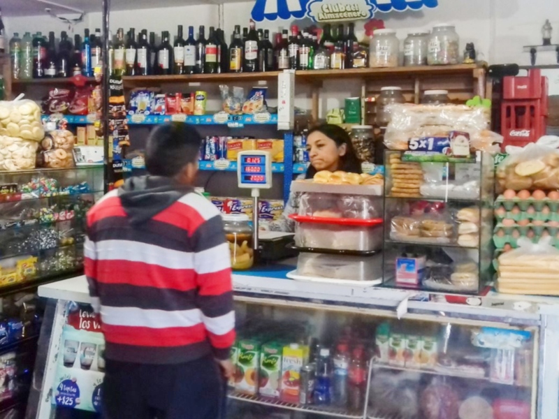 Crece el consumo por tercer mes consecutivo, sostenido por comercios de cercanía