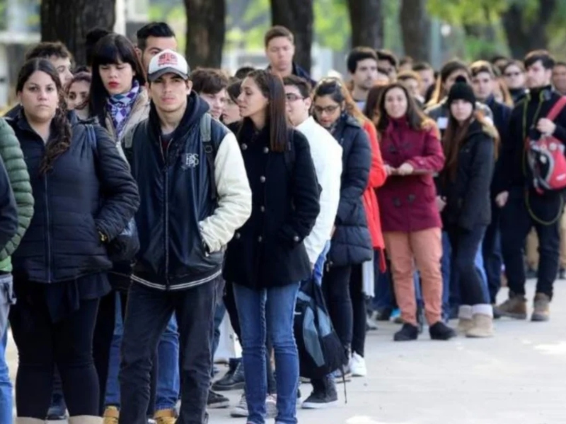 El desempleo subió a 7,9% en el primer trimestre y afecta a 1,8 millones de personas
