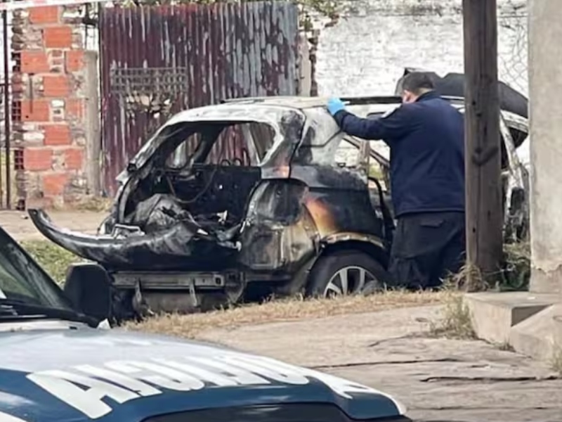 Hallan un auto en llamas con dos cuerpos calcinados: investigan un ajuste de cuentas