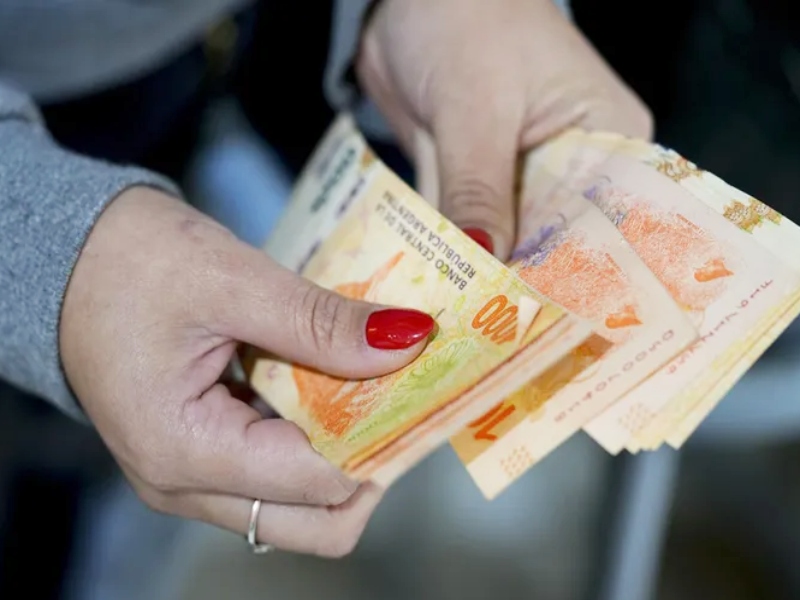 Salarios: el 72% de los trabajadores gana menos de $1 millón y no cubre la canasta básica
