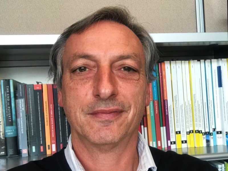 Hallan muerto a un reconocido economista: investigan un ataque de viudas negras