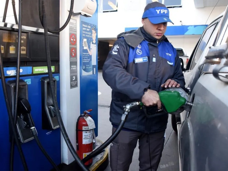 YPF confirmó que será más barato cargar combustible luego de la medianoche