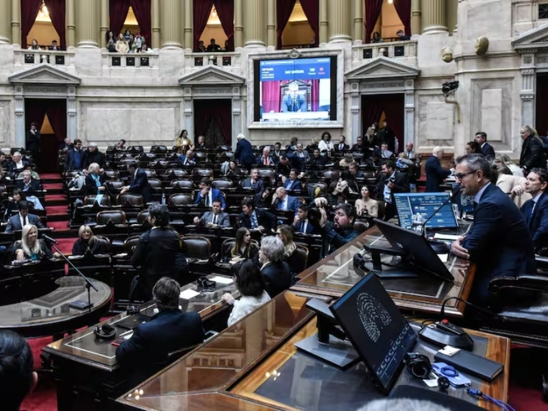 En una sesión con escándalo, la oposición en Diputados avanzó con proyectos que complican al Gobierno