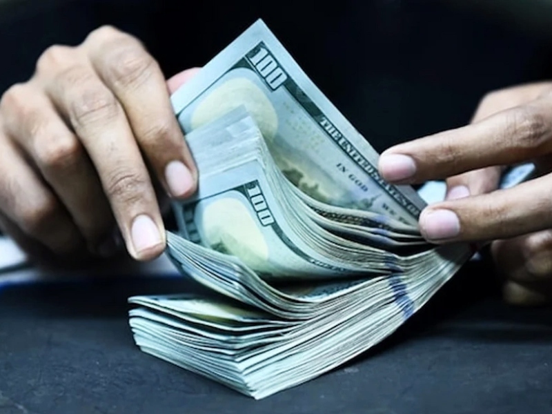 El dólar blue tocó su máximo desde fines de marzo y cerró la semana a $1300