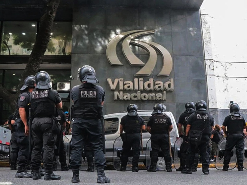 La Justicia suspendió por seis meses el decreto de Milei que disuelve Vialidad Nacional